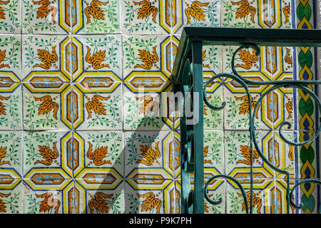 Balcon avec des tuiles anciennes et d'ombre Banque D'Images