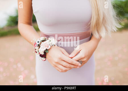 Bracelet femme fleur sur les mains Banque D'Images