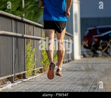 Libre de courir avec les jambes de sport sport background urban city en fond de runner concept fitness with copy space Banque D'Images