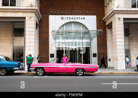 Bonneville classique rose voiture garée à côté de l'entrée de l'hôtel Parque Central - Iberostar à La Havane, Cuba. Banque D'Images