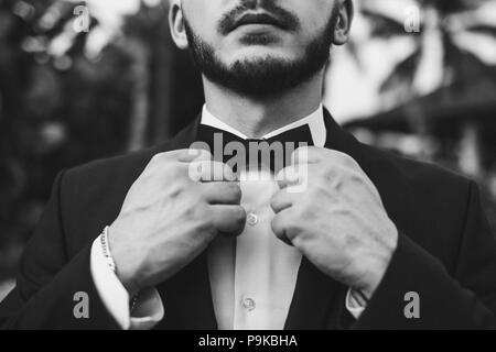 Groom wearing Bow-tie de près. La tonalité noir et blanc Banque D'Images