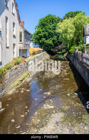 La rivière Neet Strat ou faible dans l'eau pendant la canicule de l'été 2018 (juillet) dans la petite ville de Cornouailles Stratton, North Cornwall, England, UK Banque D'Images