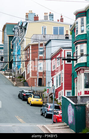 Jellybean rangée ou de maisons colorées sur les pentes Holloway Street à St John's, Terre-Neuve Banque D'Images