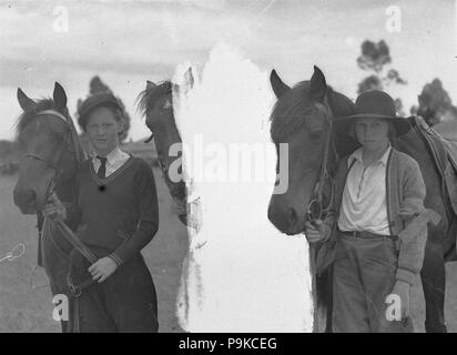 43678 SLNSW 266 Deux jeunes femmes les cavaliers avec leurs chevaux Banque D'Images