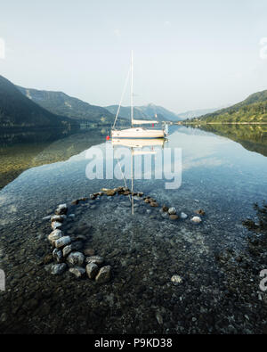 Matin d'été ensoleillé sur le Grundlsee Banque D'Images