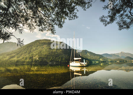 Matin d'été ensoleillé sur le Grundlsee Banque D'Images