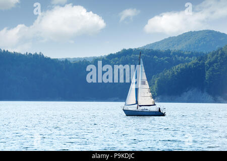 Yacht blanc sur le lac de Solina Banque D'Images