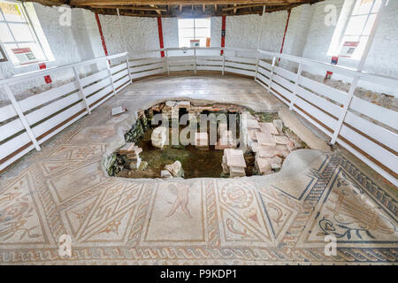 Hypocauste ci-dessous s'effondra au sol en mosaïque Bignor Roman Villa, Bignor, Sussex de l'Ouest, le sud de l'Angleterre, Royaume-Uni, les vestiges d'une ancienne ferme Romaine Banque D'Images