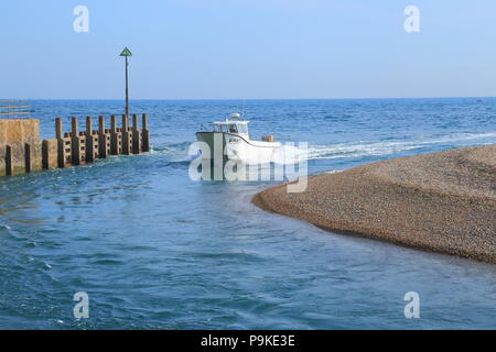 Bateau de pêche de la mer d'entrer river Ax près de la ville de Seaton dans l'est du Devon Banque D'Images