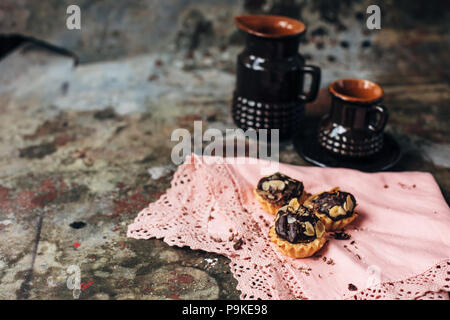 Tartelettes au chocolat saupoudré de remplissage d'amandes. Banque D'Images