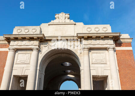 Détail de la partie supérieure de la Porte de Menin, Ypres, France Banque D'Images