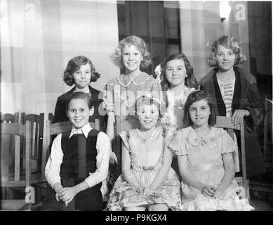 42430 SLNSW 264 Groupe des sept filles de neuf ans à l'Eisteddfod Banque D'Images