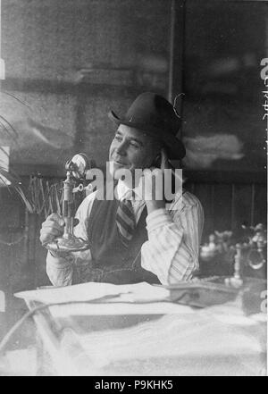 273 51632 SLNSW Homme portant chapeau Stetson en conversation sur téléphone chandelier Banque D'Images