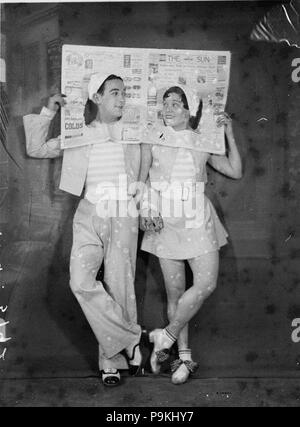 274 SLNSW 6453 clown Non identifié Loi claquettes couple avec leurs têtes à travers le soleil front page Banque D'Images