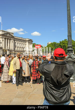 Prendre des photos d'autres personnes de son parti à l'extérieur de Buckingham Place tour Banque D'Images