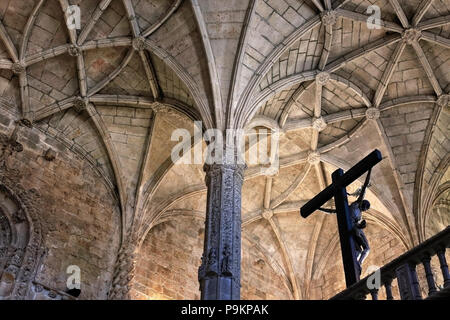 Lisbonne, Portugal - 5 mars 2014 : Le Christ, plafond et des colonnes de style manuélin intérieur de monastère des Hiéronymites, Belém Banque D'Images