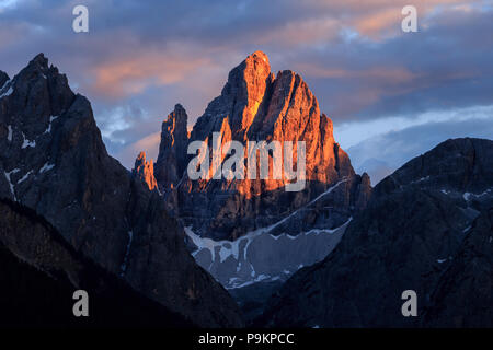 Alpine glow sur croda dei toni au coucher du soleil Banque D'Images