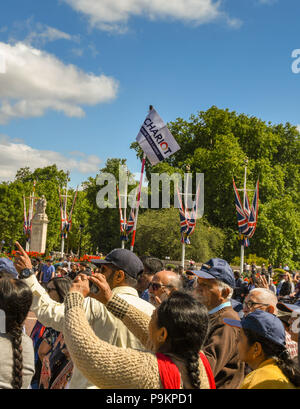 Les touristes dans la foule à l'extérieur de Buckingham Place prendre des photos Banque D'Images