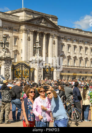 Les touristes de prendre une photo à l'extérieur de Buckingham Place selfies Banque D'Images