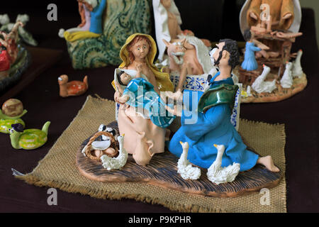 Vila do Conde, Portugal - 6 août 2014 : très petites figures de la céramique portugaise pour la vente à la foire artisanale annuelle de Vila do Conde (shallow focus) Banque D'Images
