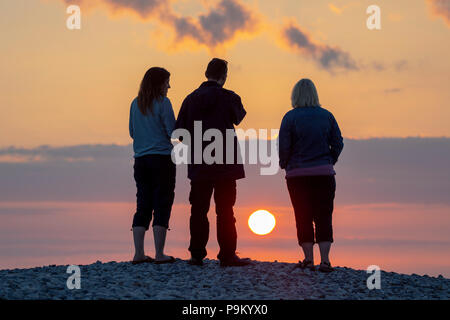 Penmon Point, Anglesey, Pays de Galles, le 18 juillet 2018. Météo France : à la fin d'une journée chaude sur l'Anglesey et ciel dégagé sur l'île, la journée se termine par un magnifique coucher de soleil . Les gens qui regardent le beau coucher du soleil et la fin de la journée à Penmon Point, Anglesey - Crédit : DGDImages/Alamy Live News Banque D'Images