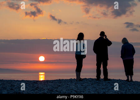 Penmon Point, Anglesey, Pays de Galles, le 18 juillet 2018. Météo France : à la fin d'une journée chaude sur l'Anglesey et ciel dégagé sur l'île, la journée se termine par un magnifique coucher de soleil - Crédit : DGDImages/Alamy Live News Banque D'Images