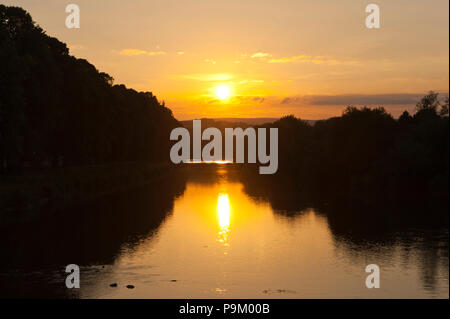 Builth Wells, Powys, au Royaume-Uni. 18 juillet 2017. Le soleil se couche sur la rivière Wye de Builth Wells dans Powys, après une chaude journée d'été. © Graham M. Lawrence/Alamy Live News. Banque D'Images