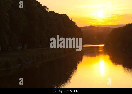 Builth Wells, Powys, au Royaume-Uni. 18 juillet 2017. Le soleil se couche sur la rivière Wye de Builth Wells dans Powys, après une chaude journée d'été. © Graham M. Lawrence/Alamy Live News. Banque D'Images