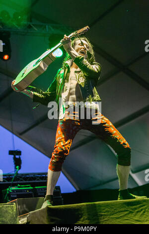 Rho Italie. 18 juillet 2018. Le groupe punk américain Gogol Bordello effectue sur scène à la Villa Arconati durant la 'Seekers et viseurs d'' Credit : Rodolfo Sassano/Alamy Live News Banque D'Images