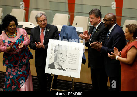 (180718) -- ORGANISATION DES NATIONS UNIES, le 18 juillet 2018 (Xinhua) -- un nouveau timbre de Nelson Mandela est dévoilé lors d'un événement de l'Assemblée générale des Nations Unies à l'occasion de la journée Mandela au siège des Nations Unies à New York, le 18 juillet 2018. Le Secrétaire Général des Nations Unies, Antonio Guterres, a appelé mercredi le monde à s'inspirer de l'ancien Président sud-africain Nelson Mandela pour construire un avenir meilleur. Mandela Day, ou Journée internationale Nelson Mandela, est une journée internationale en l'honneur de Nelson Mandela, a célébré le 18 juillet, jour de sa naissance. Cette année marque le centenaire de la naissance de Mandela. (Xinhua/ Banque D'Images