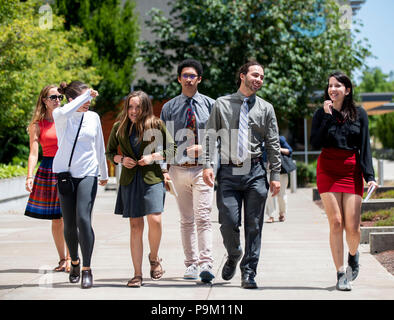 Eugene, Oregon, USA. 18 juillet, 2018. Les jeunes demandeurs au Juliana v. United States changement climatique procès arrivent pour des arguments oraux à la cour fédérale de Eugene. La poursuite a été intentée par 21 jeunes contre le gouvernement fédéral. Le gouvernement a demandé mardi la Cour suprême des États-Unis pour mettre fin à la procédure dans un procès contre le changement climatique. Si autorisé, le procès est prévu pour le 29 octobre au palais fédéral à Eugene. Crédit : Robin/Loznak ZUMA Wire/Alamy Live News Banque D'Images