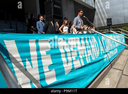 Eugene, Oregon, USA. 18 juillet, 2018. Demandeur jeunesse AJI PIPER de Seattle prend la parole lors d'un point de presse à l'issue d'une audience dans le Juliana v. United States changement climatique procès à la cour fédérale de Eugene. La poursuite a été intentée par 21 jeunes contre le gouvernement fédéral. Le gouvernement a demandé mardi la Cour suprême des États-Unis pour mettre fin à la procédure dans un procès contre le changement climatique. Si autorisé, le procès est prévu pour le 29 octobre au palais fédéral à Eugene. Crédit : Robin/Loznak ZUMA Wire/Alamy Live News Banque D'Images