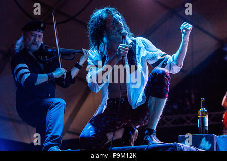 Rho Italie. 18 juillet 2018. Le groupe punk américain Gogol Bordello effectue sur scène à la Villa Arconati durant la 'Seekers et viseurs d'' Credit : Rodolfo Sassano/Alamy Live News Banque D'Images