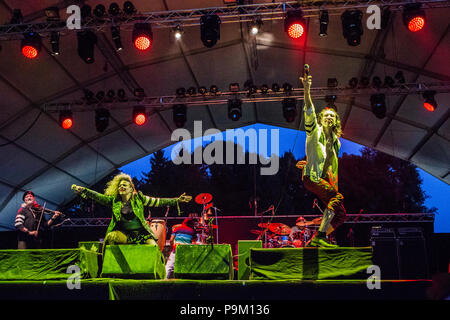 Rho Italie. 18 juillet 2018. Le groupe punk américain Gogol Bordello effectue sur scène à la Villa Arconati durant la 'Seekers et viseurs d'' Credit : Rodolfo Sassano/Alamy Live News Banque D'Images