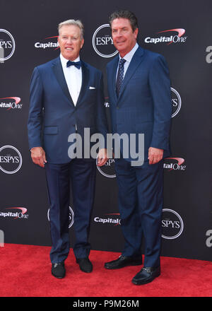 Los Angeles, CA, USA. 18 juillet, 2018. 18 juillet 2018 - Los Angeles, Californie - John Elway, Dan Marino. Le 2018 ESPYS tenue au Théâtre de Microsoft. Crédit photo : Birdie Thompson/AdMedia Crédit : Birdie Thompson/AdMedia/ZUMA/Alamy Fil Live News Banque D'Images