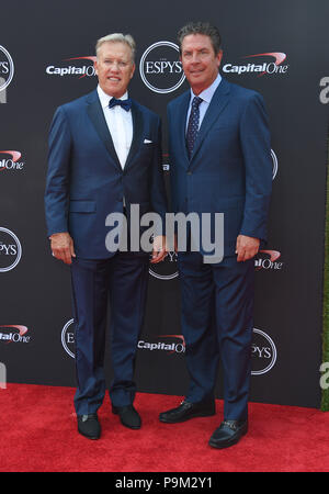 Los Angeles, Californie, USA. 18 juillet, 2018. John Elway et Dan Marino arrive pour l'ESPY awards 2018 au Théâtre de Microsoft. Credit : Lisa O'Connor/ZUMA/Alamy Fil Live News Banque D'Images