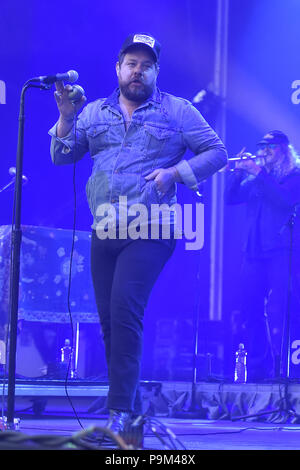 Ostrava, République tchèque. 18 juillet, 2018. Chanteur Nathaniel Rateliff US effectue avec la bande de transpiration nocturne durant le 17e festival de musique Colours of Ostrava, le 18 juillet 2018, à Ostrava, République tchèque. Photo : CTK Jaroslav Ozana/Photo/Alamy Live News Banque D'Images