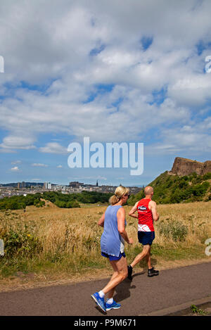 Edinburgh, Ecosse, Royaume-Uni. 19 juillet 2018, UK, météo Edinburgh Holyrood Park, l'Écosse, avec le château et la ville en arrière-plan porteur profitez de 20 degrés de beau temps le matin avec pluie et nuage attend beaucoup plus tard dans la journée. Banque D'Images