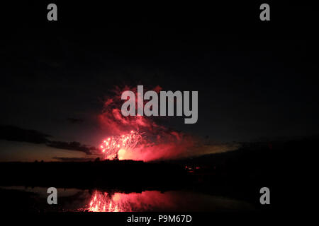 Kelso, Ecosse, Royaume-Uni. 18 juillet, 2018. Kelso - Semaine civique d'artifice, un feu d'artifice pendant la semaine civique Kelso festival annuel, une partie de la saison de conduite commun écossais, le 18 juillet 2018 à Kelso. Un affichage de feux d'artifice dans le ciel au-dessus de Kelso, près de la jonction extérieure sur la rivière Tweed, où les rivières Teviot et Tweed rencontrez. Crédit : Rob Gray/Alamy Live News Banque D'Images