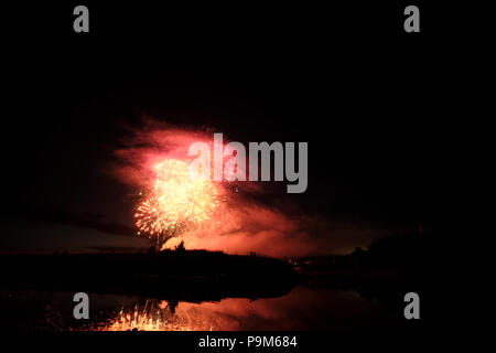 Kelso, Ecosse, Royaume-Uni. 18 juillet, 2018. Kelso - Semaine civique d'artifice, un feu d'artifice pendant la semaine civique Kelso festival annuel, une partie de la saison de conduite commun écossais, le 18 juillet 2018 à Kelso. Un affichage de feux d'artifice dans le ciel au-dessus de Kelso, près de la jonction extérieure sur la rivière Tweed, où les rivières Teviot et Tweed rencontrez. Crédit : Rob Gray/Alamy Live News Banque D'Images