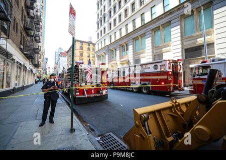 New York, USA. 19 juillet, 2018. Les pompiers travaillent sur la scène d'une explosion de vapeur haute pression sur la Cinquième Avenue à New York, New York, USA, 19 juillet 2018. Personne n'a été signalé à être blessés dans l'incident qui a eu lieu dans le quartier Flatiron. 19 Jul 2018 (Photo : VANESSA CARVALHO/BRÉSIL PHOTO PRESSE) Credit : Brésil Photo Presse/Alamy Live News Banque D'Images