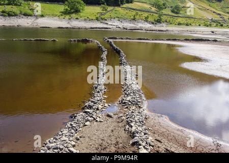 Haweswater, Cumbria, Royaume-Uni. 19 juillet 2018. Une route à travers la vallée du village de Mardale Green, aujourd'hui démoli, a été évacuée pour faire place au réservoir Haweswater qui a été rempli dans les années 1930 pour aider à pomper l'eau potable à Manchester à plus de 80 miles de distance. Photo prise le 19/07/2018. Crédit : arrêtez Press Media/Alamy Live News Banque D'Images