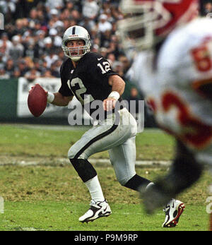 Oakland, Californie, USA. 5Th Nov, 2000. Oakland Raiders vs Kansas City Chiefs à Oakland Alameda County Coliseum dimanche 5 novembre 2000. Beat Raiders Chiefs 49-31. Oakland Raiders quarterback riche Gannon Crédit : Al Golub/ZUMA/Alamy Fil Live News Banque D'Images