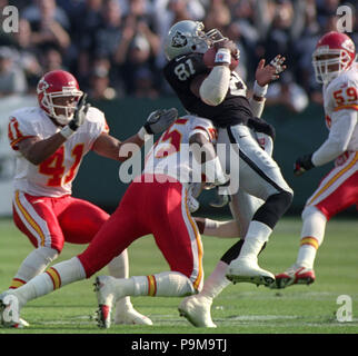 Oakland, Californie, USA. 5Th Nov, 2000. Oakland Raiders vs Kansas City Chiefs à Oakland Alameda County Coliseum dimanche 5 novembre 2000. Beat Raiders Chiefs 49-31. Oakland Raiders receveur Tim Brown Crédit : Al Golub/ZUMA/Alamy Fil Live News Banque D'Images