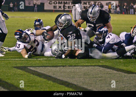 Oakland, Californie, USA. 5Th Nov, 2001. Oakland Raiders full retour Zack Crockett (32) plonge pour toucher des roues le lundi 5 novembre 2001, à Oakland, Californie. Les raiders défait les Broncos 38-28. Crédit : Al Golub/ZUMA/Alamy Fil Live News Banque D'Images