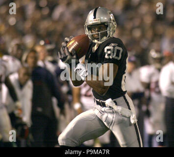 Oakland, Californie, USA. 5Th Nov, 2001. Oakland Raiders le receveur Jerry Rice (80) fait attraper le lundi 5 novembre 2001, à Oakland, Californie. Les raiders défait les Broncos 38-28. Crédit : Al Golub/ZUMA/Alamy Fil Live News Banque D'Images