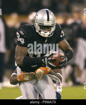 Oakland, Californie, USA. 5Th Nov, 2001. Oakland Raiders le receveur Jerry Porter (84) prises et s'exécute sous pression le lundi 5 novembre 2001, à Oakland, Californie. Les raiders défait les Broncos 38-28. Crédit : Al Golub/ZUMA/Alamy Fil Live News Banque D'Images