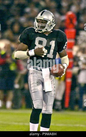 Oakland, Californie, USA. 5Th Nov, 2001. Oakland Raiders receveur Tim Brown (81) après la capture et d'exécuter le lundi 5 novembre 2001, à Oakland, Californie. Les raiders défait les Broncos 38-28. Crédit : Al Golub/ZUMA/Alamy Fil Live News Banque D'Images