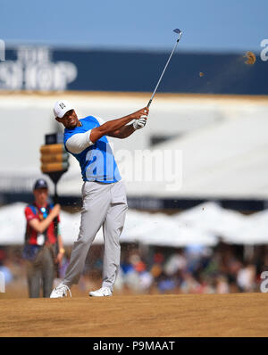 Carnoustie Golf Links, Angus, au Royaume-Uni. 19 juillet, 2018. Le 147e Open Golf Championship, 1er tour, Tiger Woods (USA) hits son tir d'approche à la première action : Crédit vert Plus Sport/Alamy Live News Banque D'Images