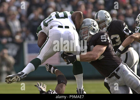 Oakland, Californie, USA. 6 janvier, 2002. Oakland Raiders de secondeur Greg Biekert (54) s'attaque à New York Jets full retour Richie Anderson (20) le dimanche, Janvier 6, 2002, à Oakland, Californie. Les Jets défait les Raiders 24-22. Crédit : Al Golub/ZUMA/Alamy Fil Live News Banque D'Images